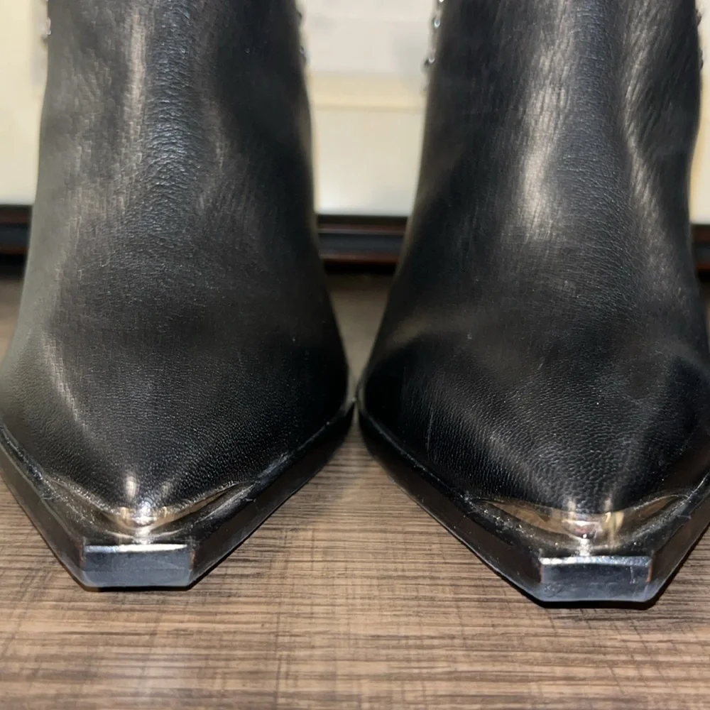 Kenneth Cole Bynona /West Side Studded Leather Western Black Booties EUC sz 5.5